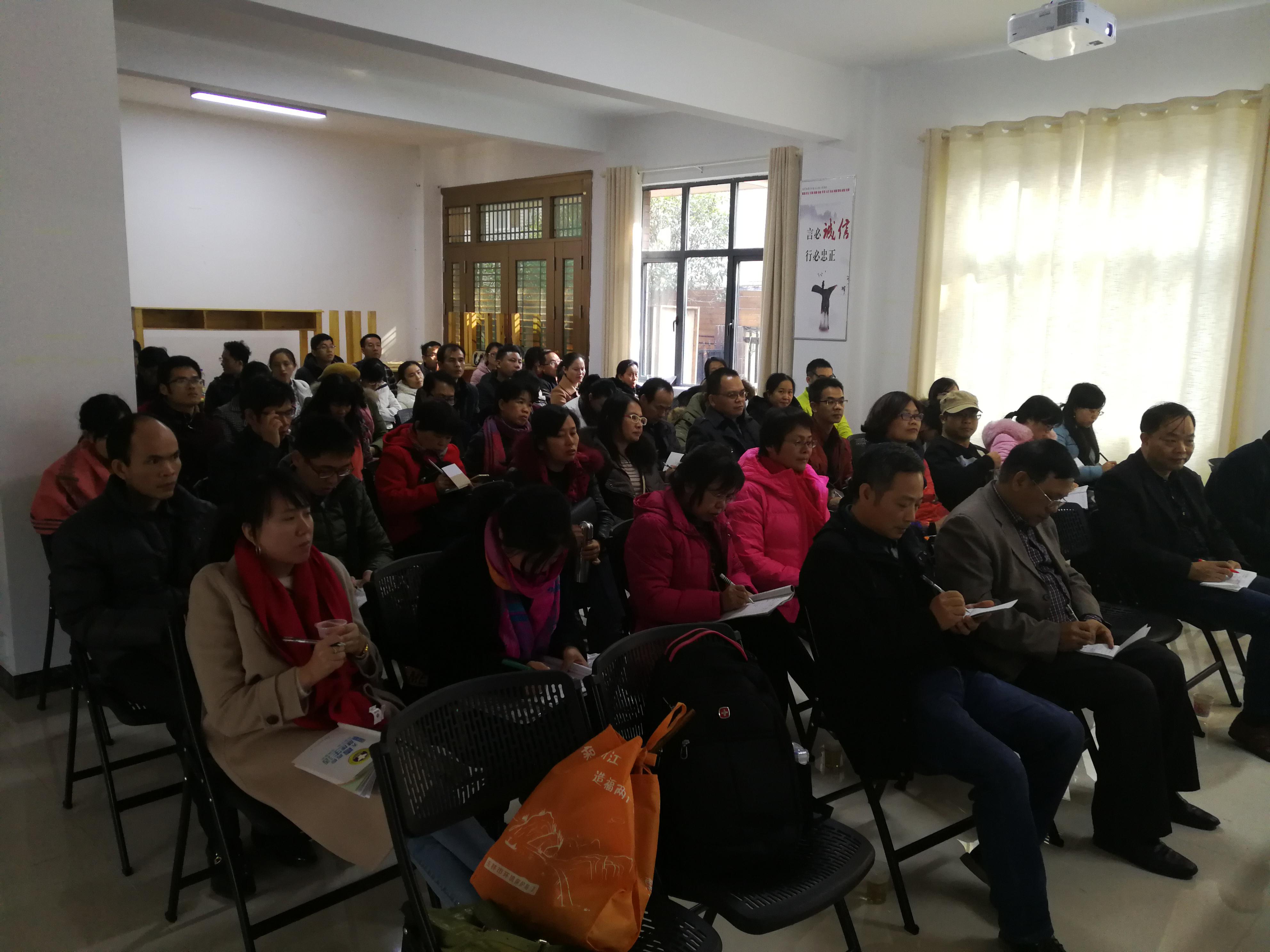 廣西兩校的老師在抗日戰爭圖書館認真聽取沈雄波老師的介紹